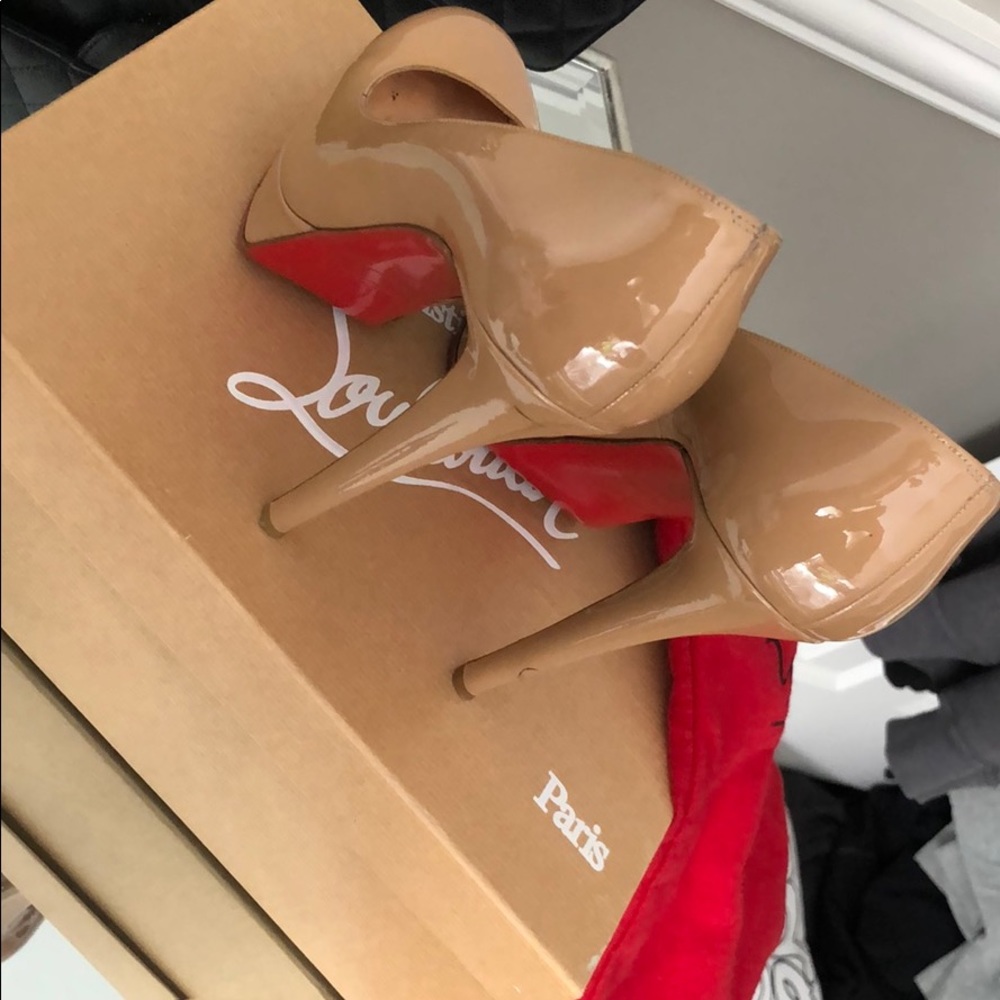 Great condition comes with the dust bag and box